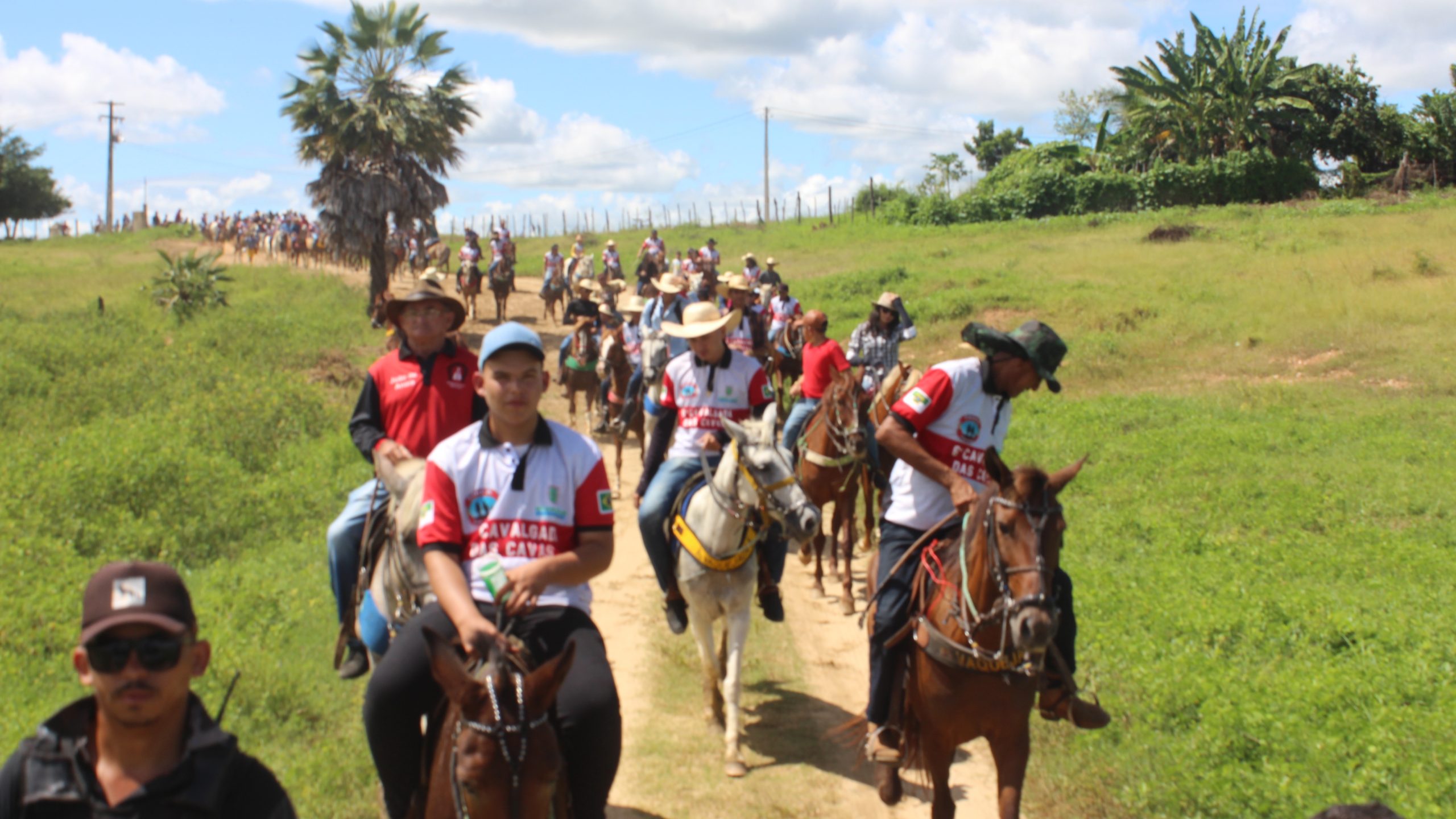 CULTURA, TRADIÇÃO NORDESTINA E HOMENAGENS NA VI CAVALGADA DAS CAVAS EM MAJOR SALES
