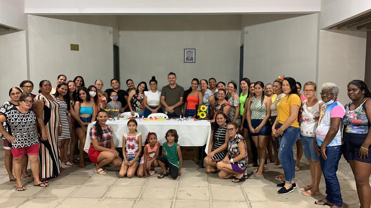 Prefeitura de Santa Helena fornece curso gratuito para confecção de flores artificiais