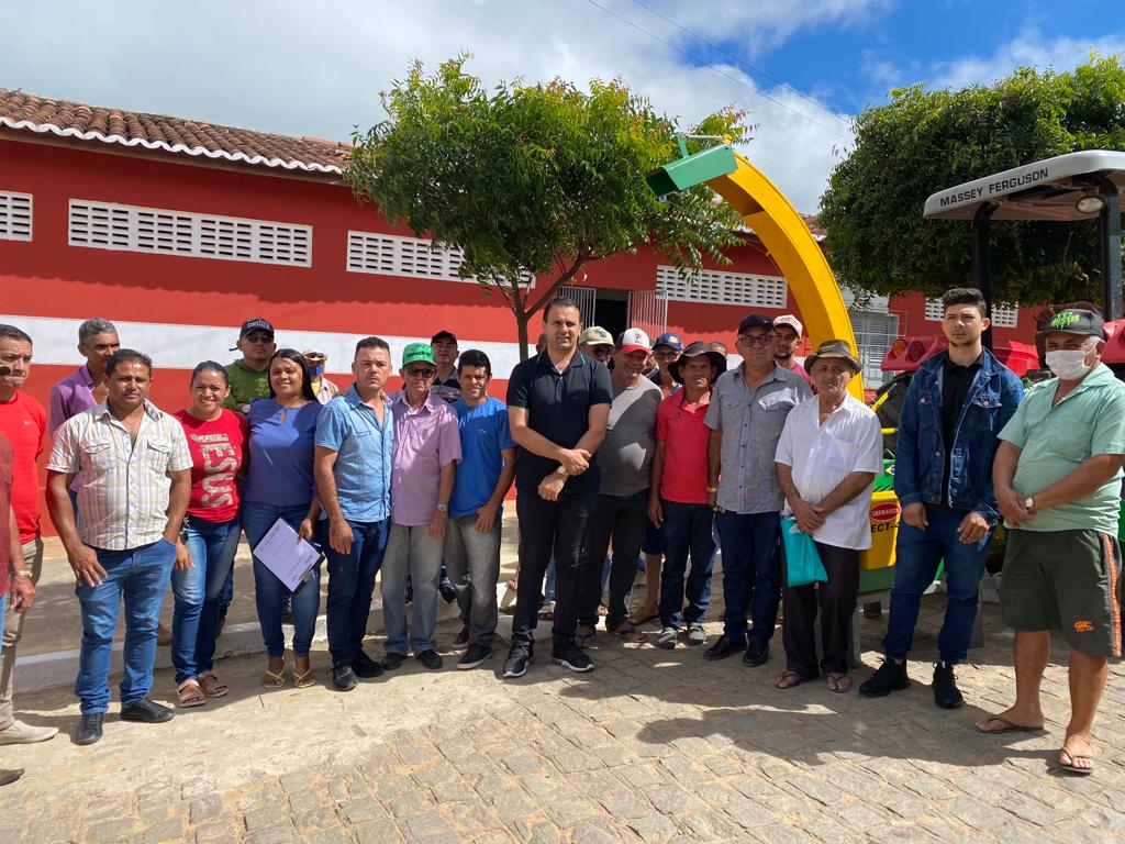 Prefeito Aldo Andrade entrega máquina ensiladeira para secretaria de agricultura e desenvolvimento rural do município de Bernardino Batista