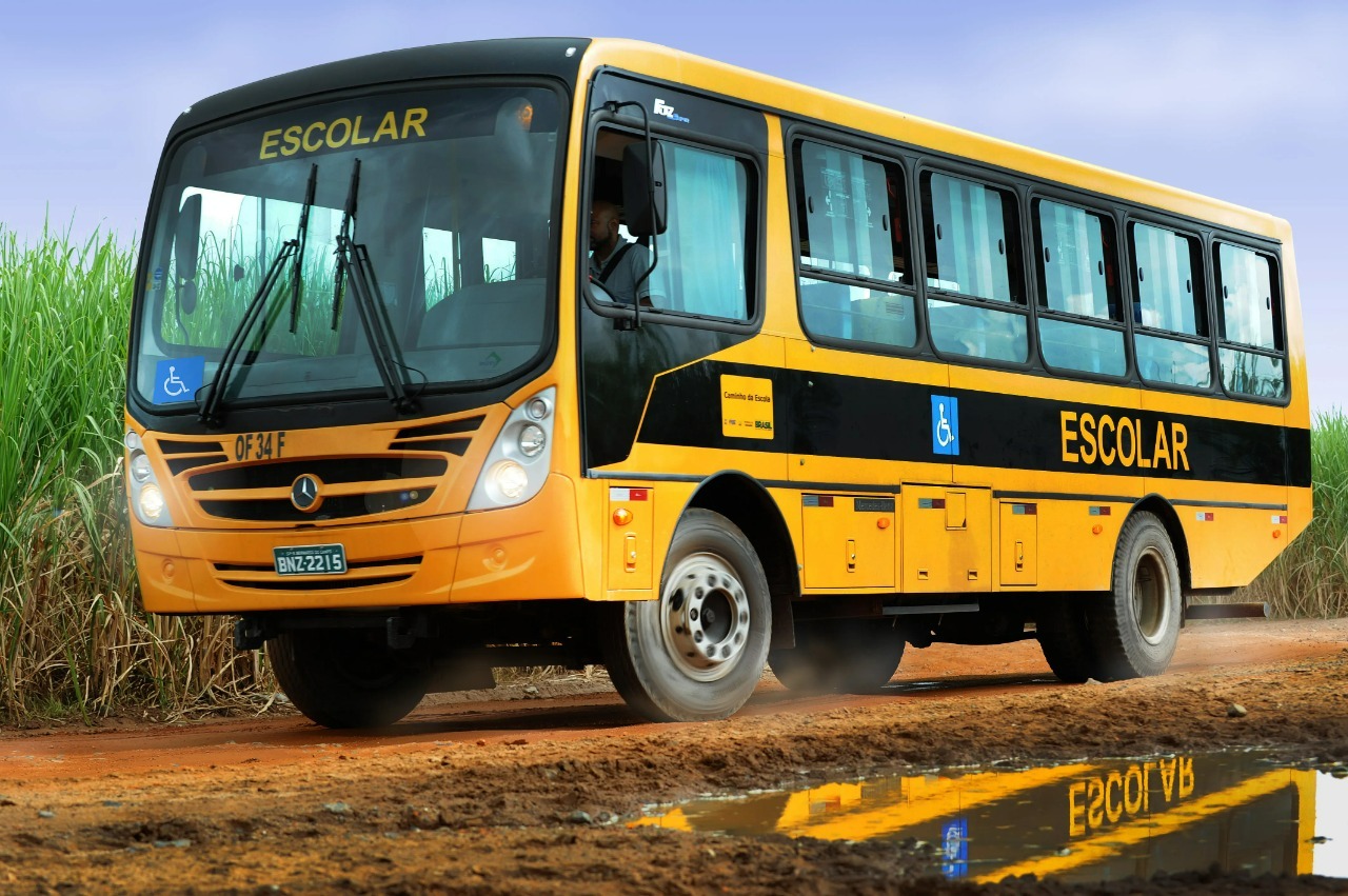 Prefeitura de Bernardino Batista recebe novo ônibus escolar