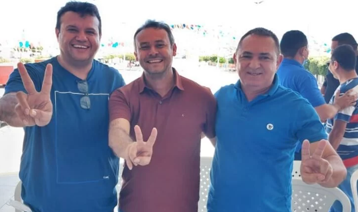 Durante coletiva de imprensa em Santa Helena, prefeito João Cleber nega rompimento com Emmanuel Messias e diz que mantém aliança ‘‘juntos e misturados’’