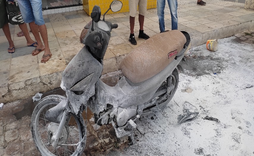 Urgente: Motocicleta pega fogo no centro da cidade de Uiraúna na manhã desta quarta-feira