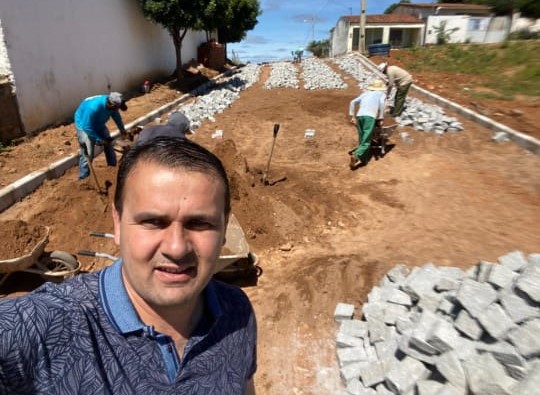 Prefeito de Bernardino Batista acompanha de perto andamento das obras de calçamento na cidade