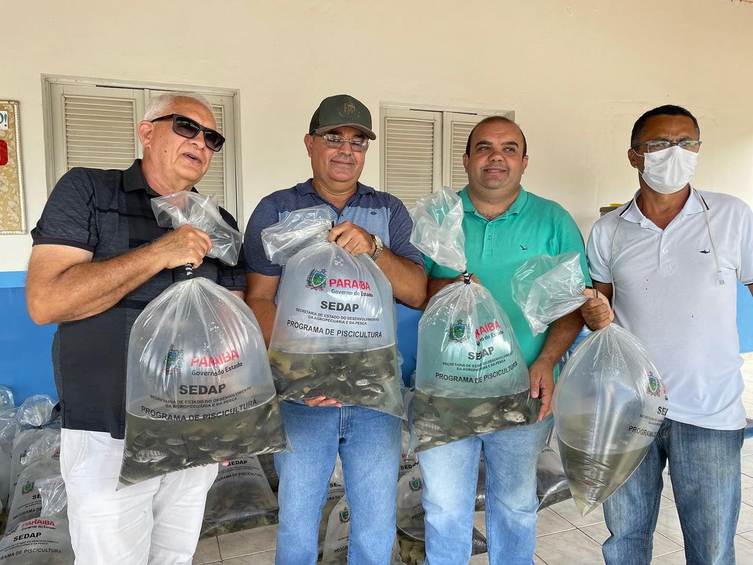 Prefeitura de Uiraúna recebe 60 sacolas com média de 100 a 150 peixes alevineos que foram destinados aos açudes do município