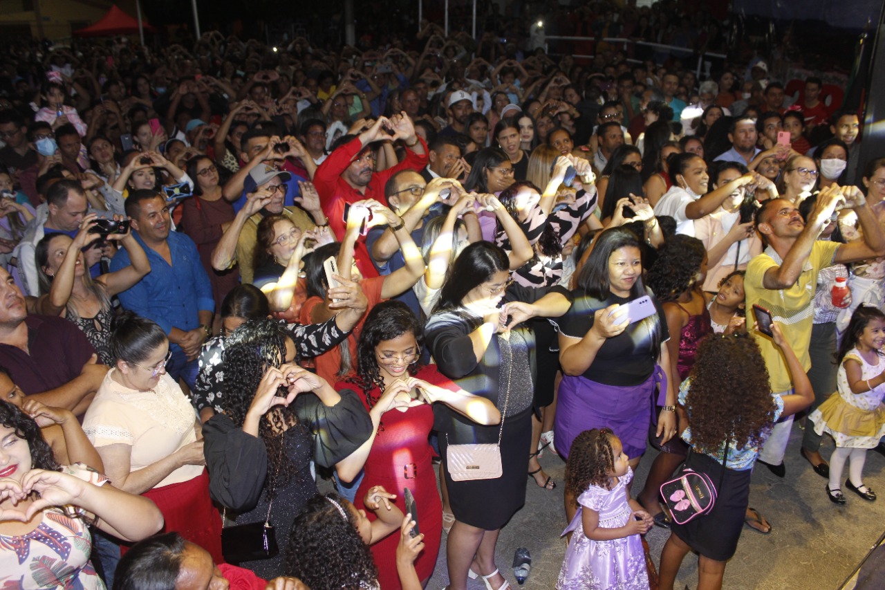 Culto em ação de graças e show gospel atrai multidão em Bernardino Batista