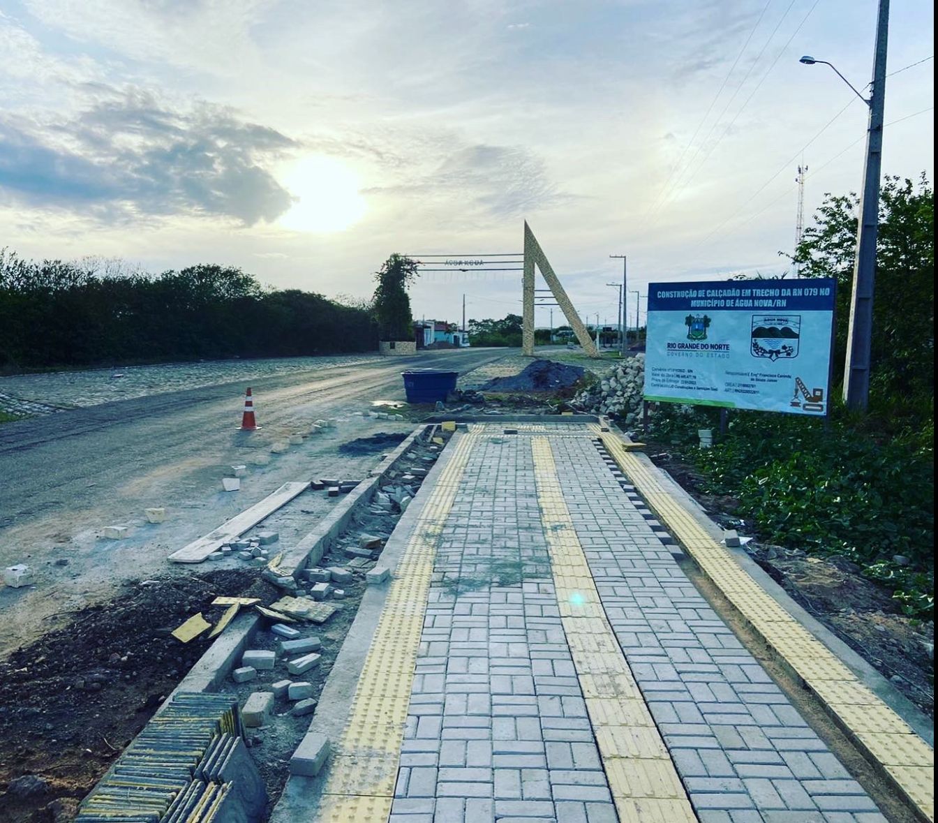 PREFEITURA DE ÁGUA NOVA, CONTINUA CONSTRUÇÃO DO CALÇADÃO NAS PROXIMIDADES DA RN-079
