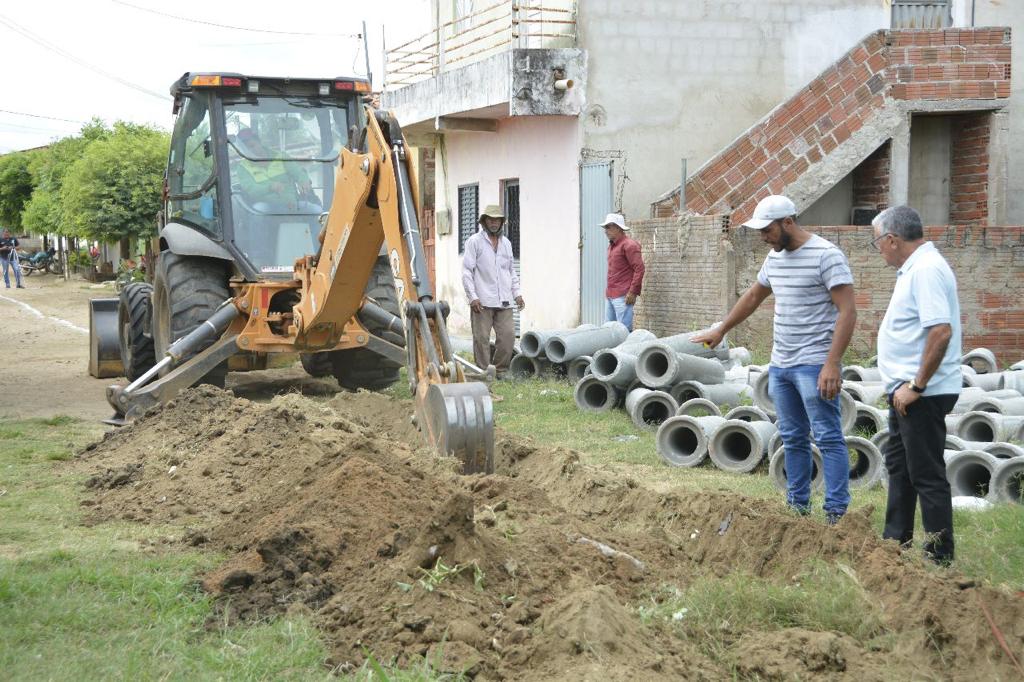 Prefeito Itamar acompanha trabalho de melhorias no Bairro Manoel Francisco Ferreira em Poço Dantas