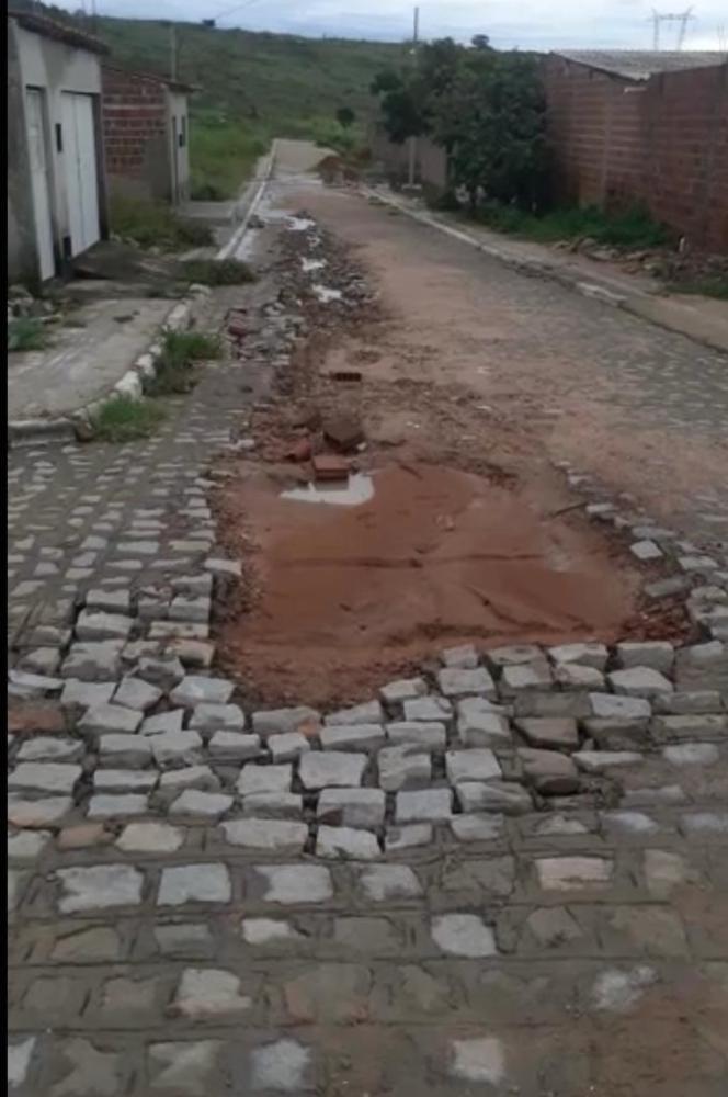 Calçamento entregue pela prefeitura de Horebe há três meses começa a desmanchar; moradores se revoltam com má qualidade da obra