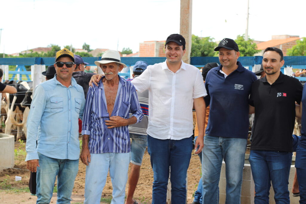 Prefeito Espedito Filho prestigia a III Feira de Animais de Triunfo
