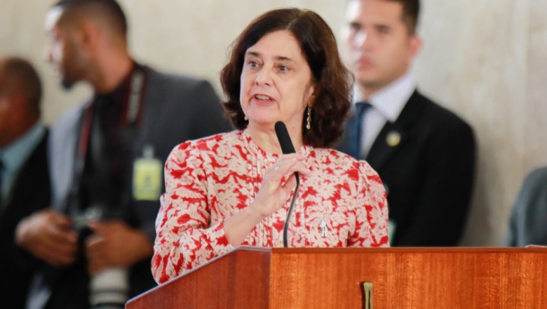 Governo busca solução para bancar piso da enfermagem, diz ministra da Saúde