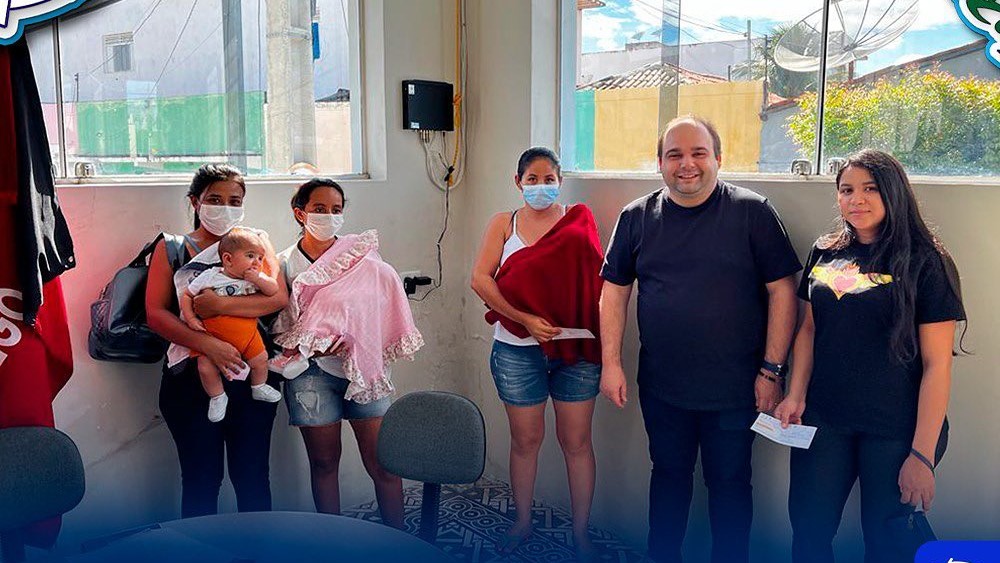 Prefeito Marlon Arthur realiza entrega dos cheques do programa Bolsa Maternidade