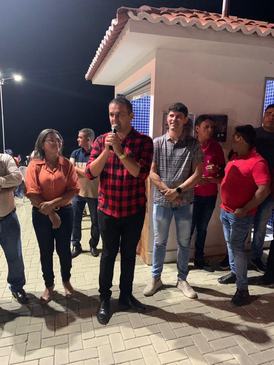 Aldo Andrade inaugura calçamento e praça pública na zona rural de Bernardino Batista