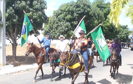 Mais um grande sucesso de público e homenagens na 8ª cavalgada de Santana em Luís Gomes (RN)