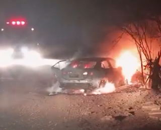 Criminosos roubam carro de advogado e em seguida ateiam fogo no veículo em Mossoró.