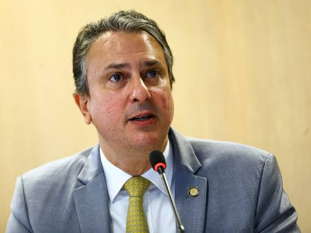 Ministro Camilo Santana parabeniza Poço Dantas por apresentar mais de 80% de acompanhamento da frequência escolar