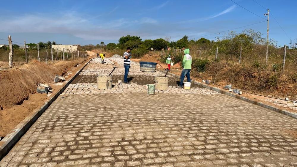 Prefeitura de Bernardino Batista pavimenta estrada que liga sede do município a comunidades rurais