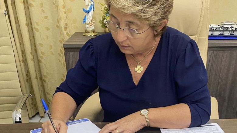 Prefeita de Uiraúna assina decreto e renuncia o próprio salário