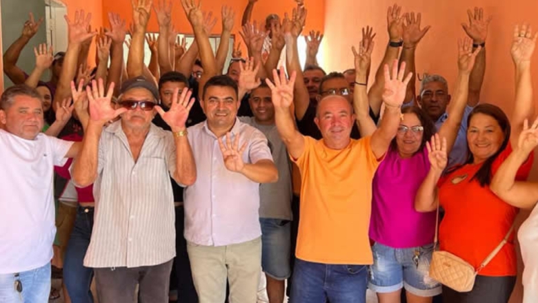 Padre Gilberto se reúne com lideranças e pré-candidatos a vereador em Monte Horebe