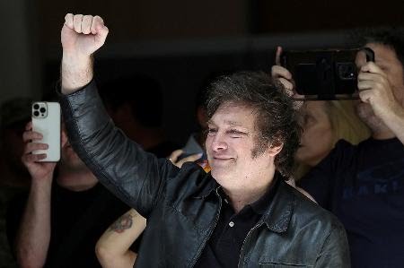 Javier Milei da direita vence eleição presidencial argentina
