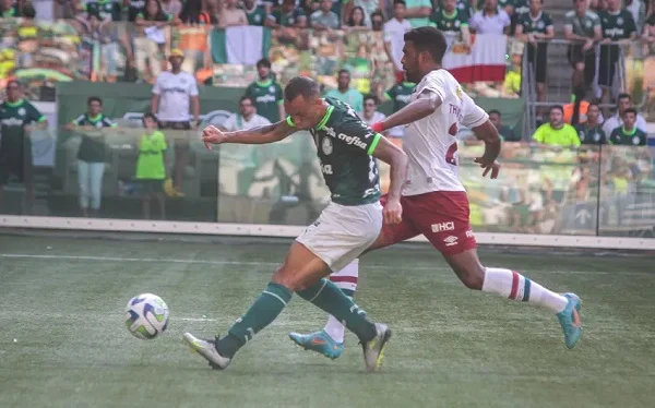 Palmeiras vence o Fluminense e fica bem perto do título brasileiro