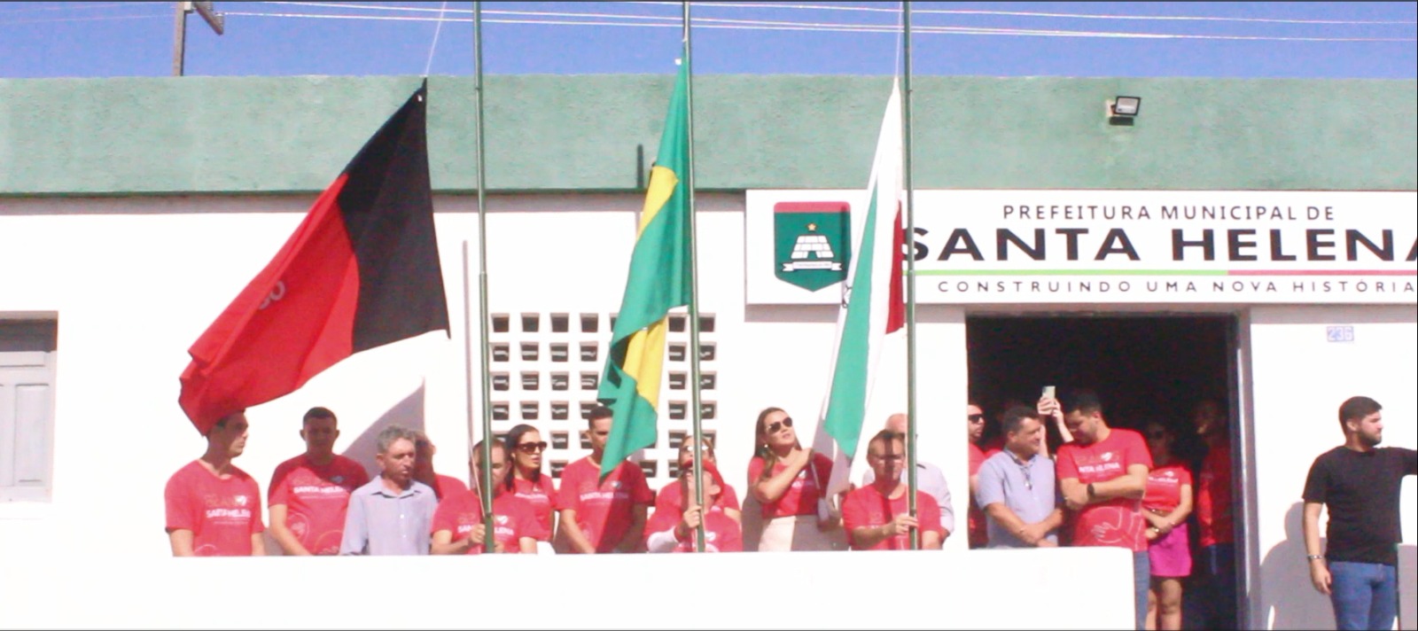 Solenidade cívica, inaugurações, ordens de serviços e multidão celebrando a emancipação política de Santa Helena.