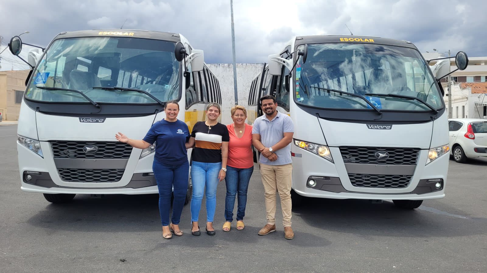 Com recursos próprios, prefeita Leninha Romão entrega 02 ônibus para a educação de Uirauna