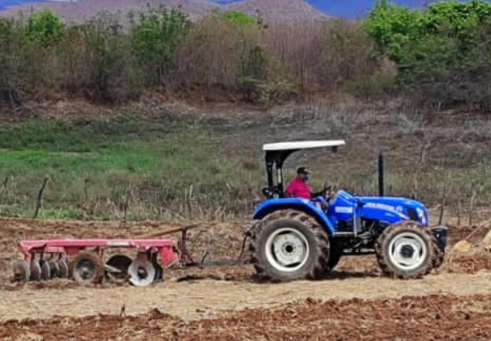 Prefeitura de Bernardino Batista continua com o corte de terra para os agricultores do muncipio