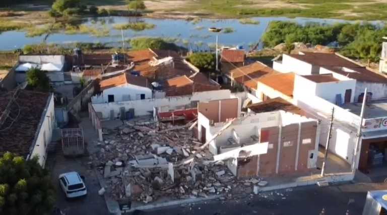 Açougue público é demolido e prefeitura de Uirauna inicia construção do Centro Comercial Adelino Barros.