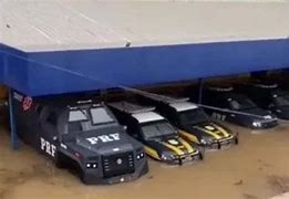 Viaturas ficam submersas em batalhão da polícia durante temporal no Rio