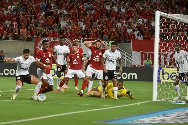 Marquinhos lamenta derrota diante do Corinthians-SP