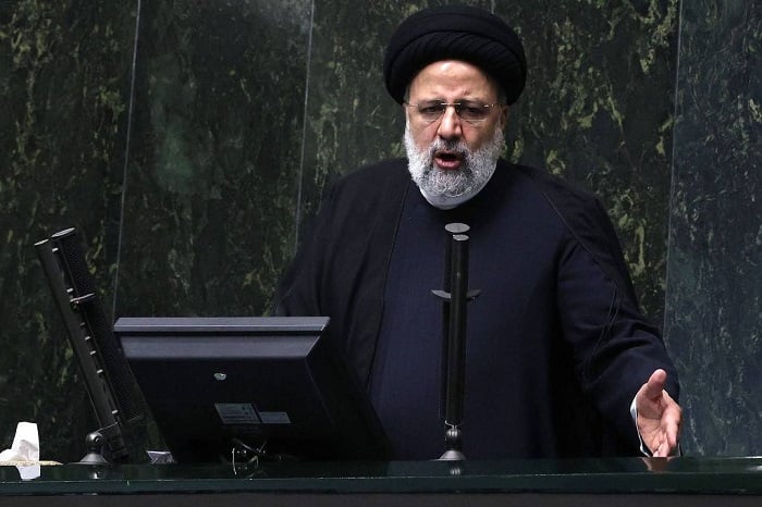 Presidente do Irã, Ebrahim Raisi, morre aos 63 anos em queda de helicóptero.