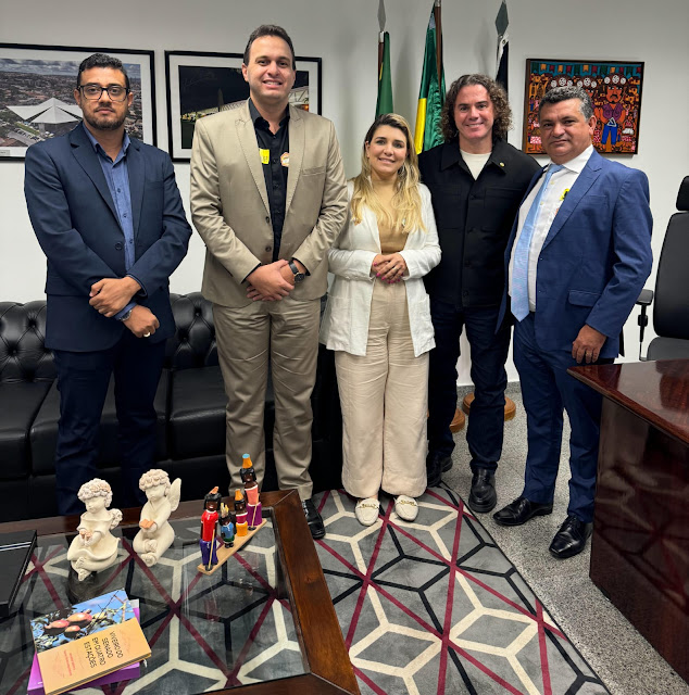 Prefeito Luiz Claudino se reúne com Veneziano e discute investimentos para São João do Rio do Peixe.