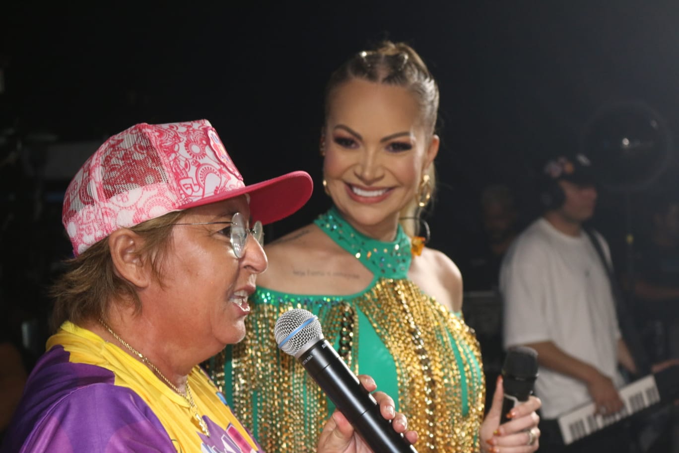 2ª noite do UNAFREVO com Solange Almeida e multidão no corredor da folia