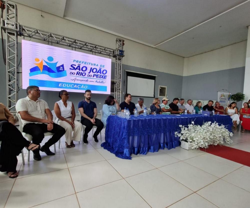 Prefeito Luiz Claudino participa de encontro pedagógico e recebe aplausos dos profissionais da educação de São João do Rio do Peixe.