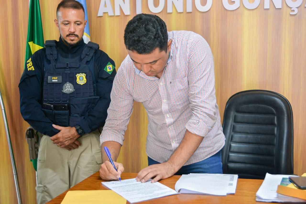 Poço Dantas: Prefeito Mardônio assina termo de compromisso com o projeto Educar PRF para o município