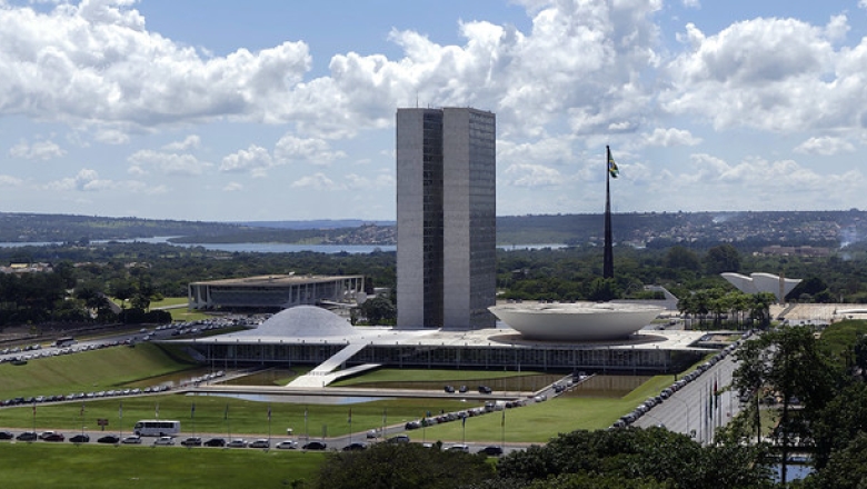 De volta à pauta de debate, fim da reeleição já foi proposto 57 vezes no Congresso