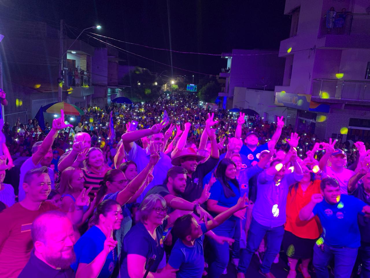 Multidão, carreata e muitas emoções na “festa da vitória” de Leninha e Marlon Arthur em Uirauna.