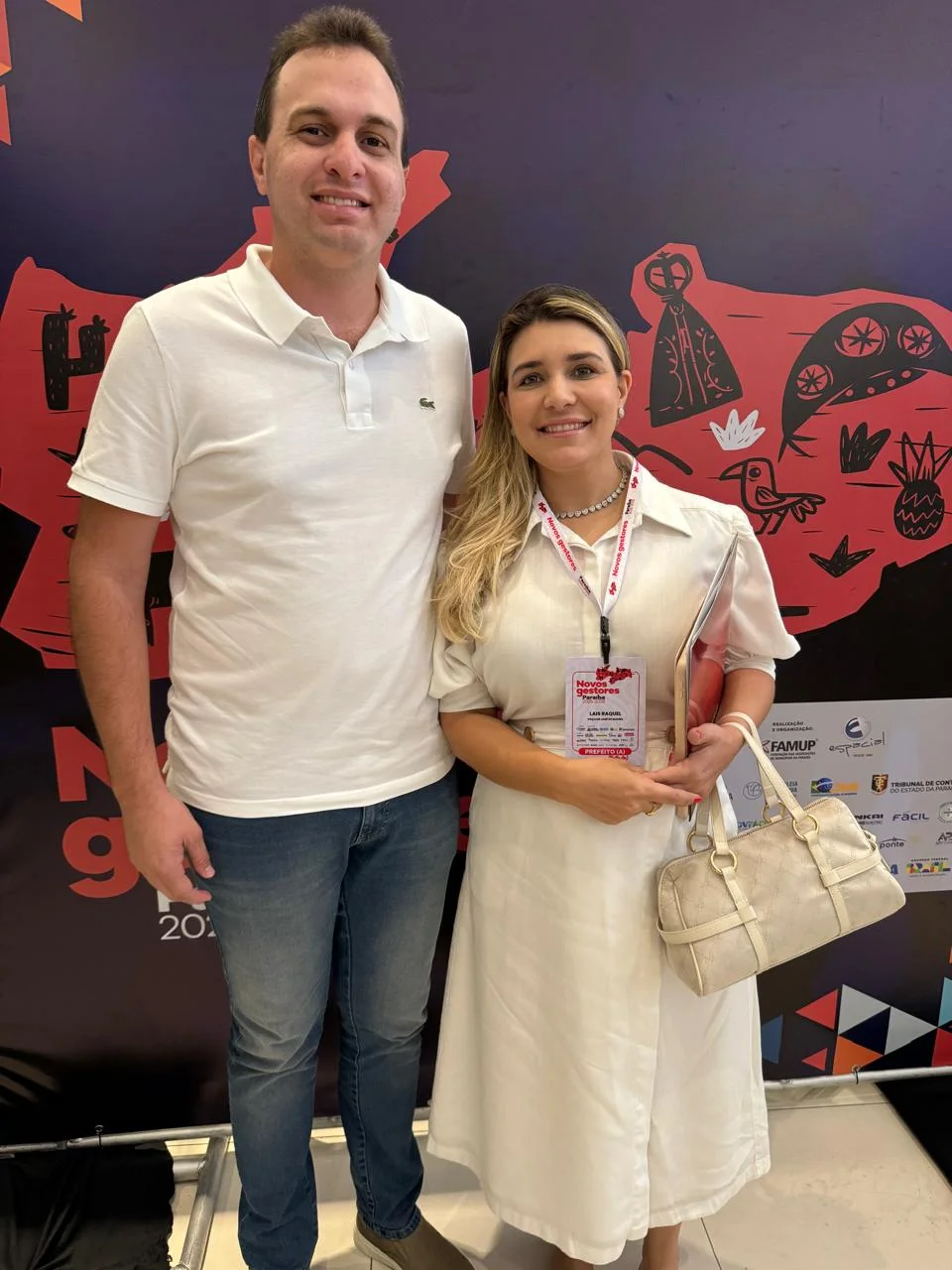 Prefeito Espedito Filho e Prefeita Raquel participam de encontro de gestores realizado pela FAMUP