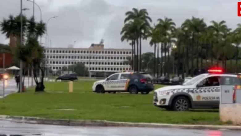 PM desarma explosivos e Praça dos Três Poderes tem acesso restrito