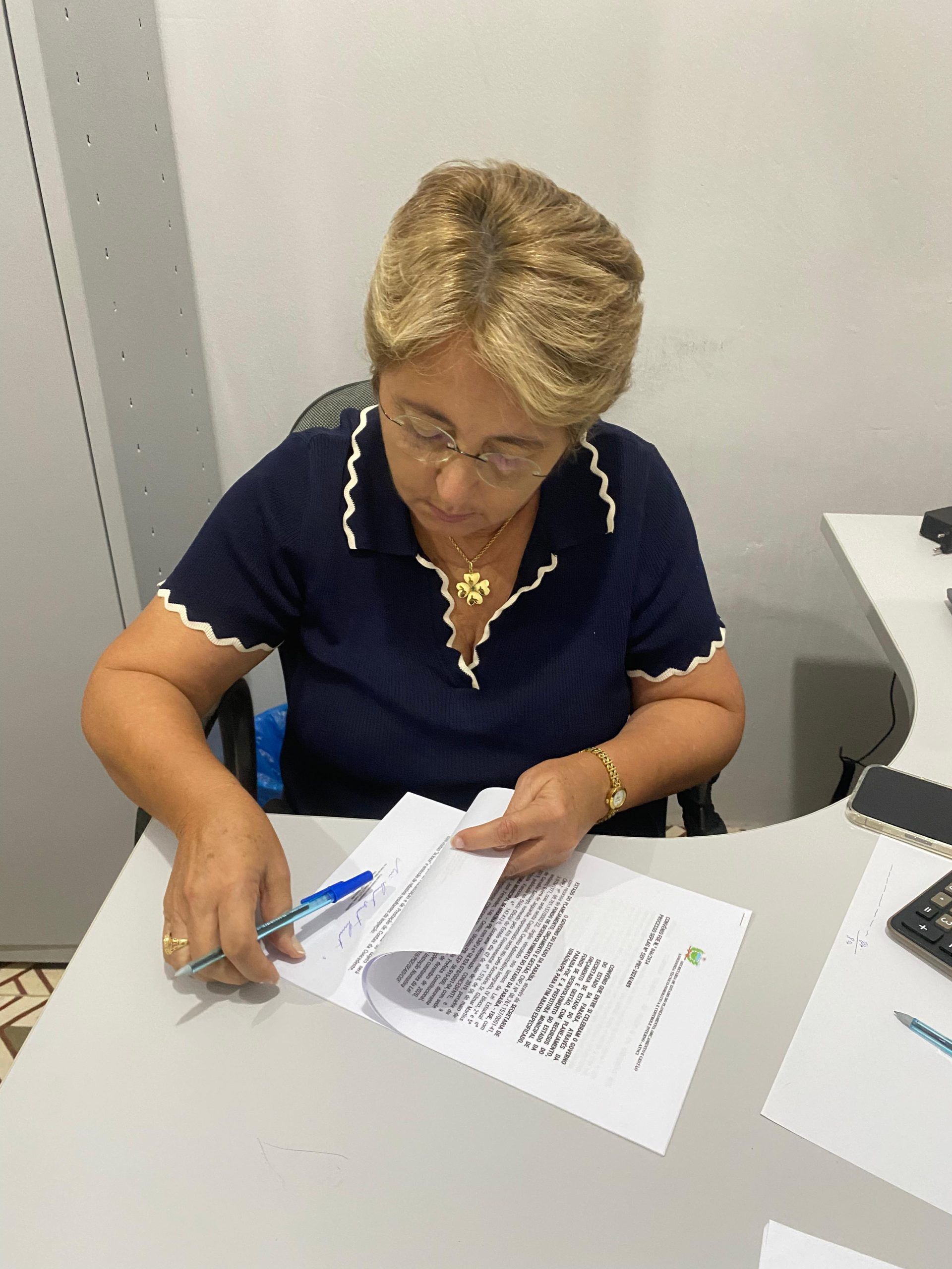 PREFEITA LENINHA ASSINA CONVÊNIO DE QUASE 1 MILHÃO E DUZENTOS MIL REAIS PARA PAVIMENTAÇÃO DE VIAS EM UIRAÚNA.