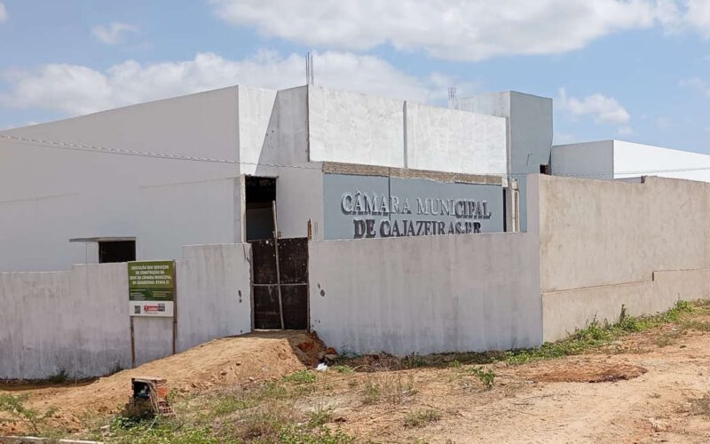 Vereadores de Cajazeiras programam visita às obras inacabadas da nova Câmara Municipal