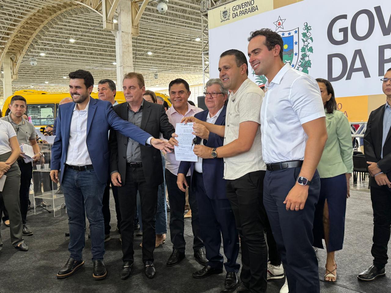 Prefeito Aldo Andrade recebe do governo do estado mais um ônibus 0km para Bernardino Batista