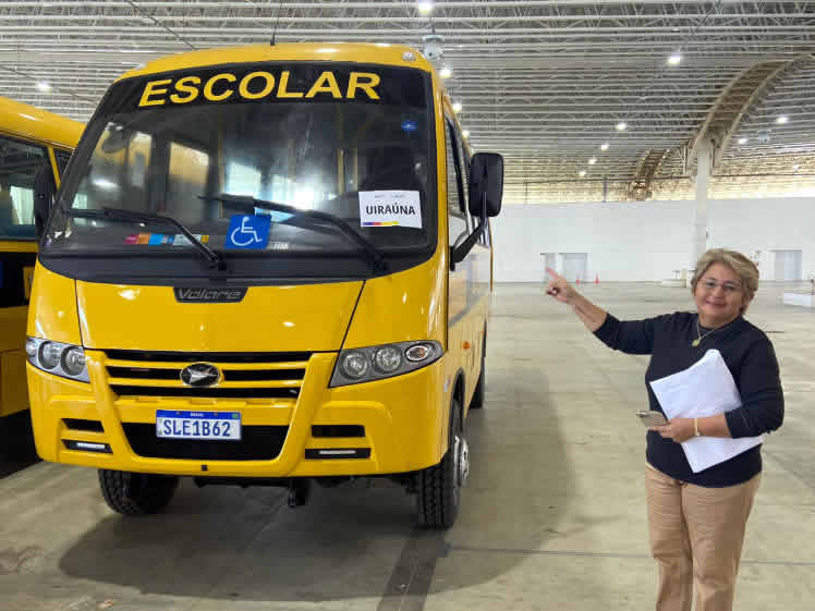 Prefeita Leninha recebe mais um ônibus escolar zero quilômetro