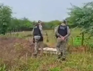 Caixão é abandonado às margens de rodovia no interior do RN.