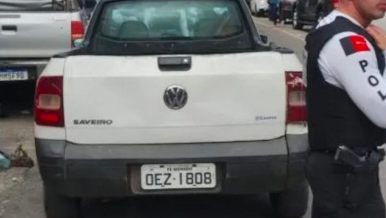 Câmeras da SCTrans flagram veículo roubado no centro de Cajazeiras; o carro foi apreendido