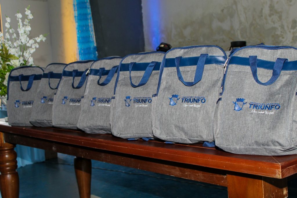 Foco na Educação: Triunfo distribui material escolar para estudantes, fardamento e kits de apoio aos professores da rede municipal
