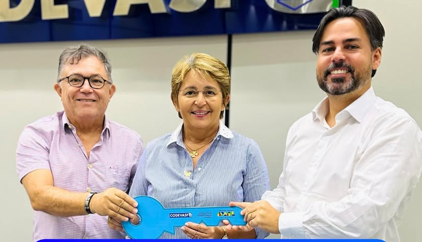 Prefeita Leninha Romão Entrega Trator e Implementos Agrícolas para Fortalecer a Agricultura em Uiraúna