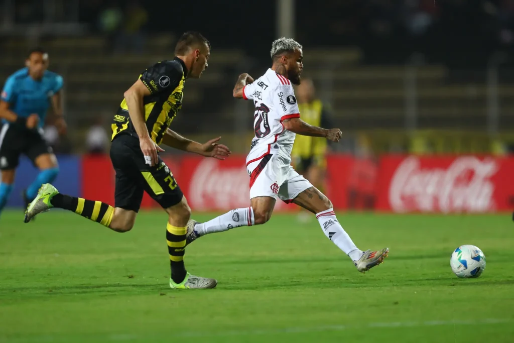 Com gol de Juninho, Flamengo derrota Deportivo Táchira fora de casa na estreia pela Libertadores