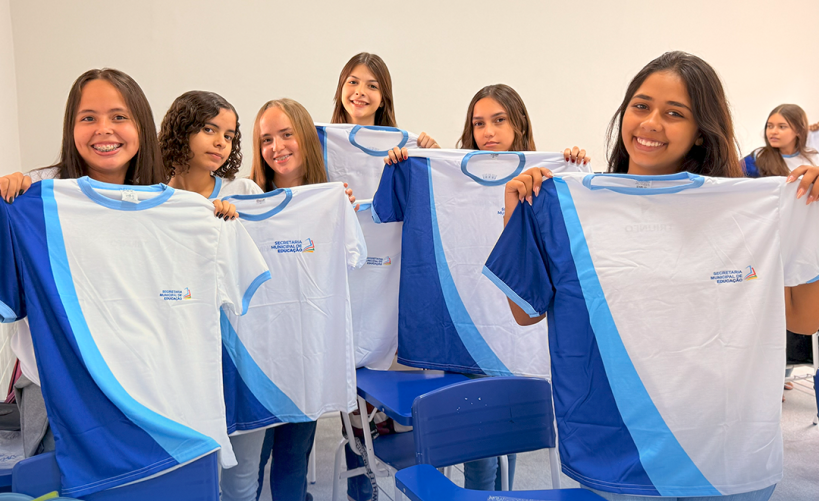 Prefeitura de Triunfo entrega novos fardamentos escolares para alunos da rede municipal