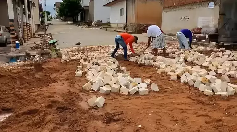 Pavimentação em Uiraúna avança com entrega de duas ruas, garantindo mais mobilidade e acessibilidade. Prefeitura investe em infraestrutura!
